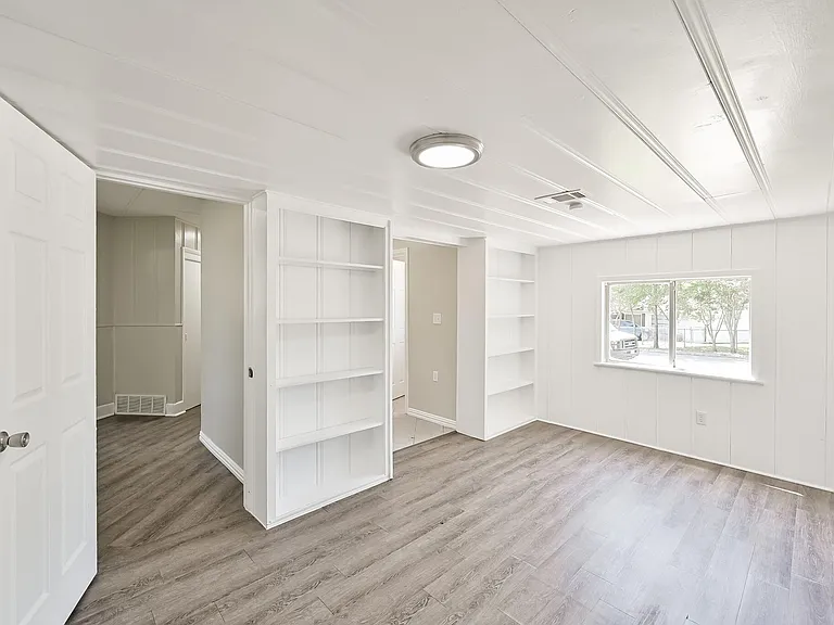 1501 Greenbrier Dr — Photo 27