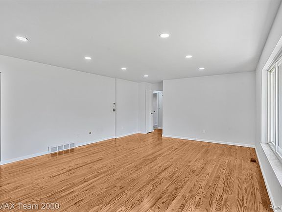 4th image of 23611 Aviva St