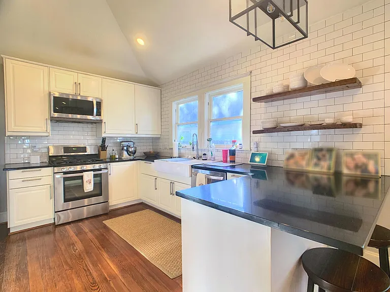 228 W 27th St — Photo 11