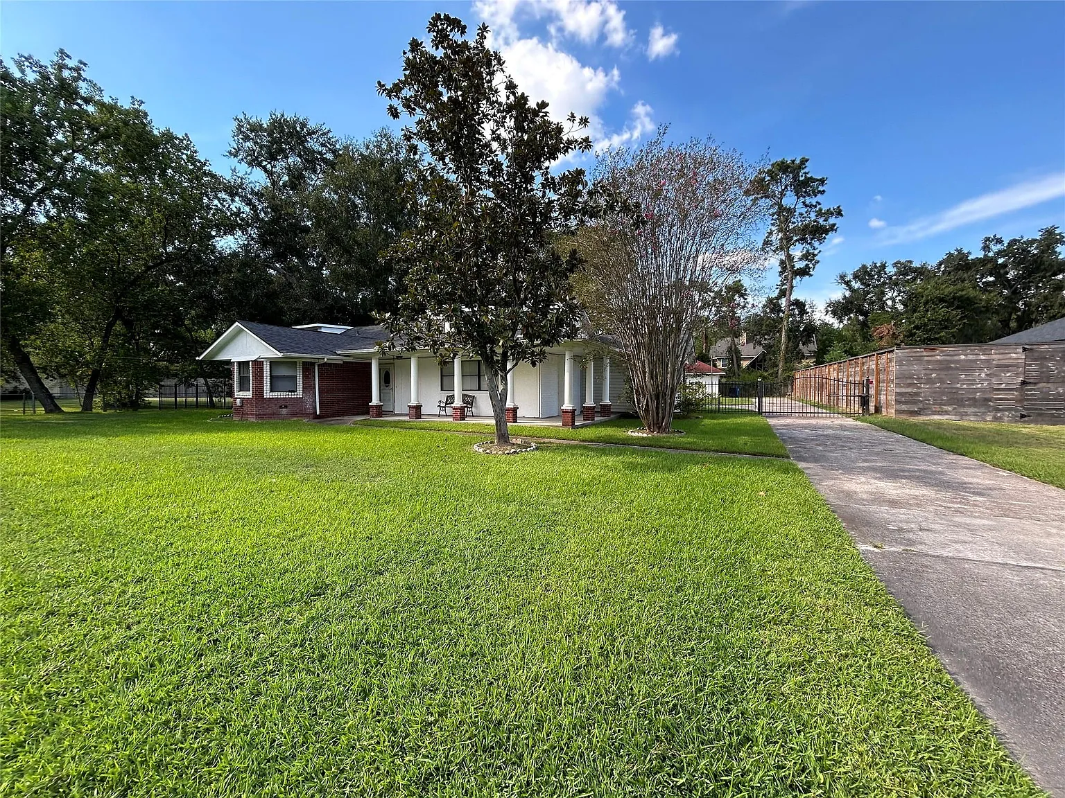 3 bed, 2.5 bath, 1876 sqft, $2,100 — Photo 2