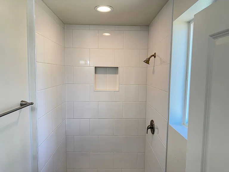 1246 Hughes St — Photo 27
