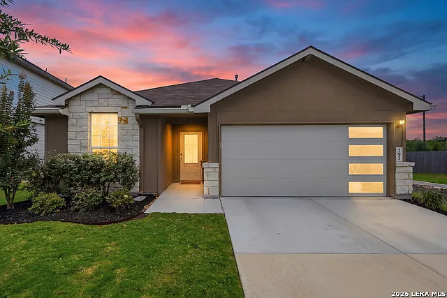 3 bed, 2.0 bath, 1651 sqft, $1,850 — Photo 1
