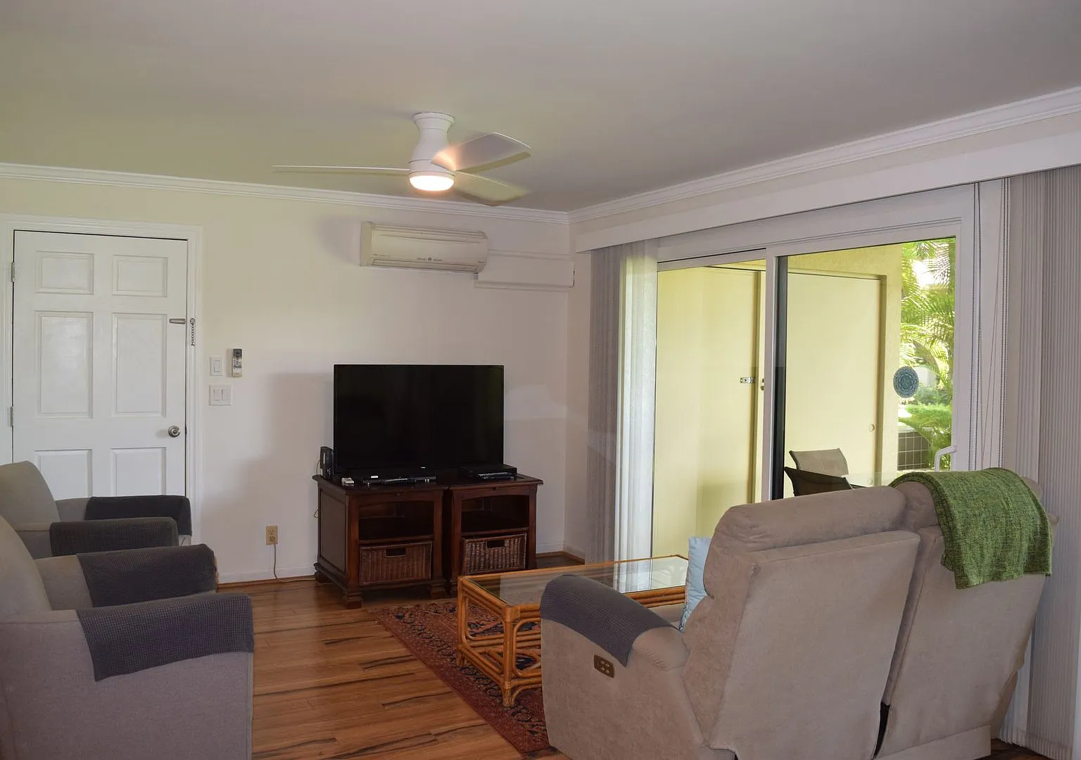 Maui Gardens 2 bedroom 1.5 bath ground floor unit. Available Now. — Photo 2