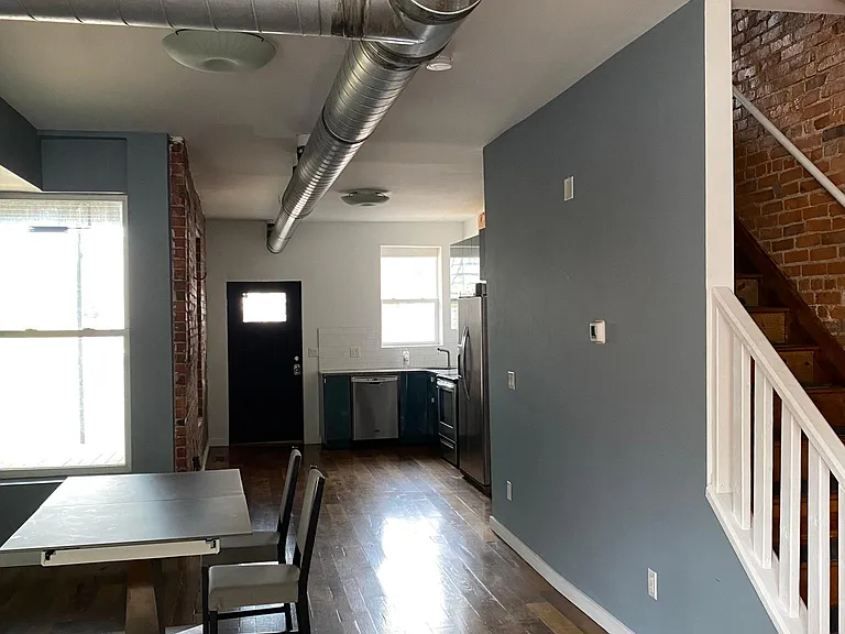 884 Oak St — Photo 9