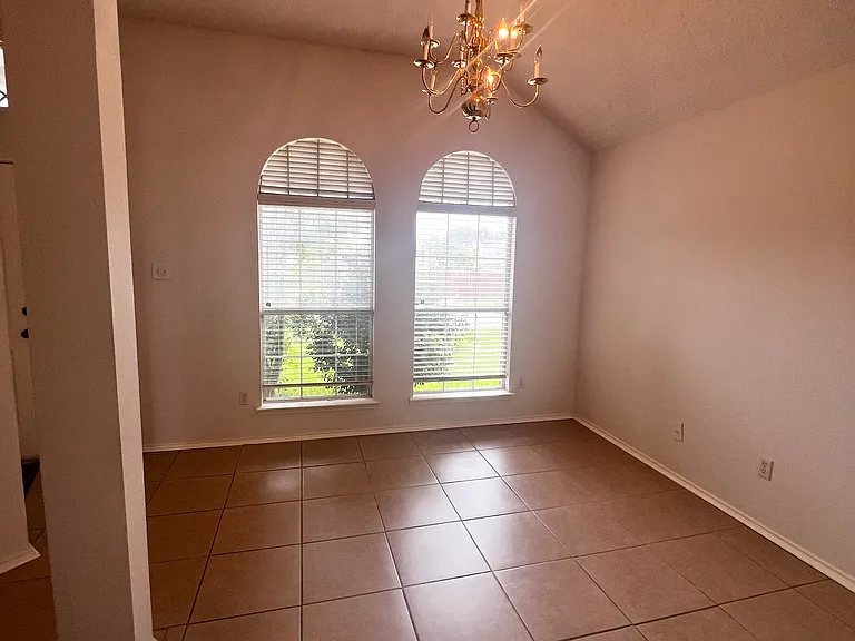 2277 Heatherdale Dr — Photo 9