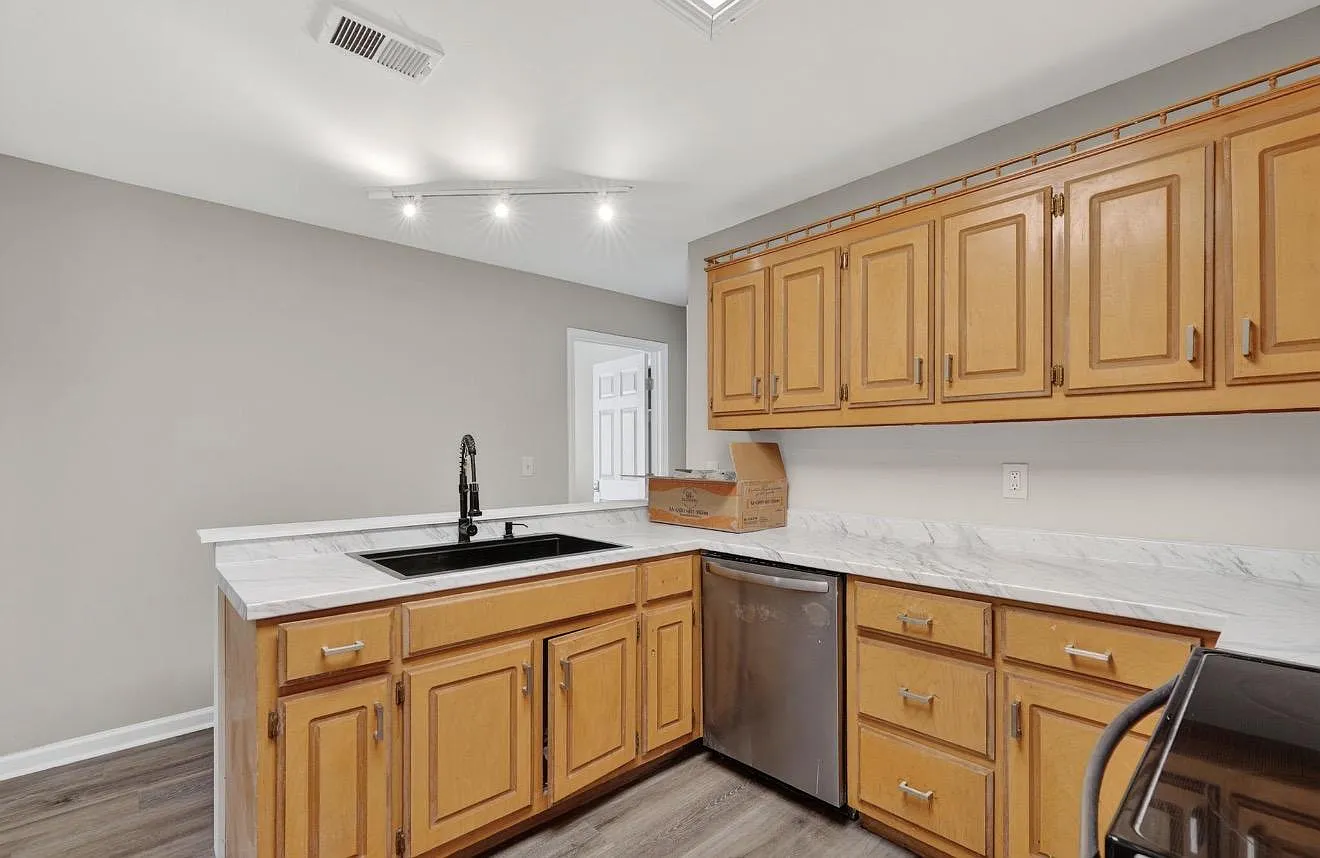 4 bed, 2.5 bath, 1574 sqft, $719 — Photo 2