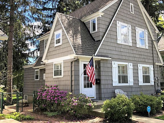 3rd image of 704 Sunset Ln