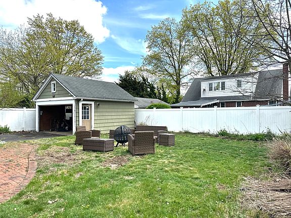 2nd image of 260 Castle Ave
