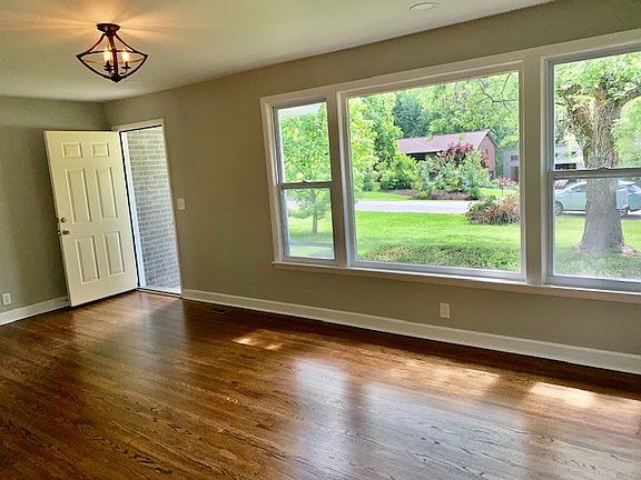 4th image of 2824 Glenoaks Dr