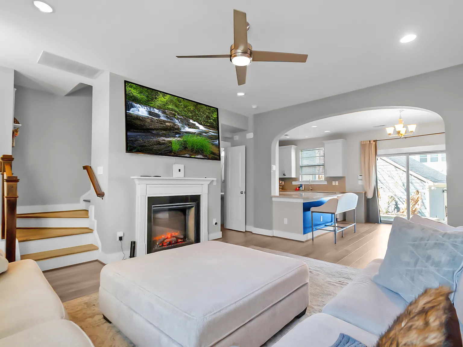 3 bed, 2.5 bath, 1322 sqft, $3,750 — Photo 3