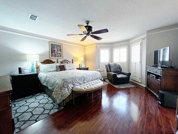 4th image of 2043 Kings Cross Ln
