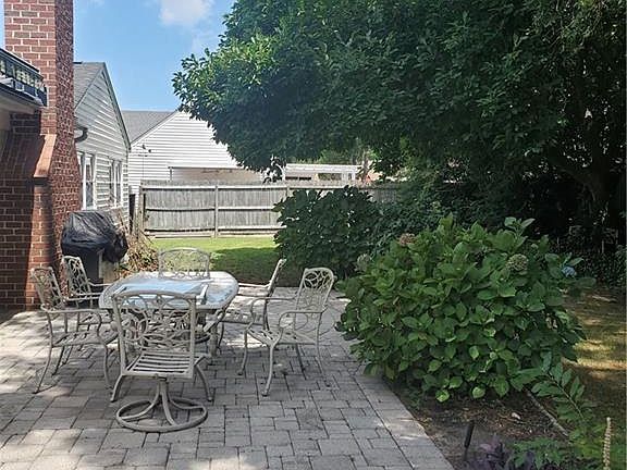 5th image of 908 Earl Of Chatham Ln