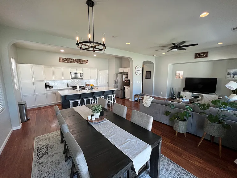 645 W Fremont Ave — Photo 2