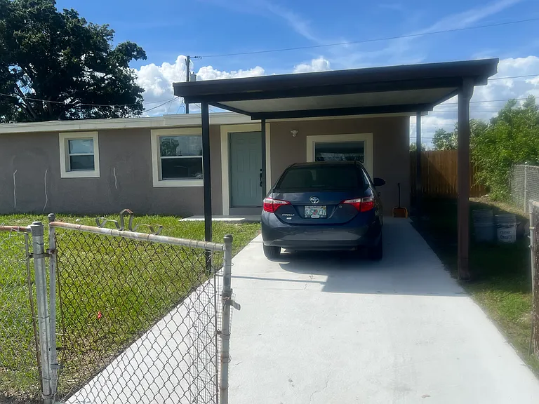 1804 Cadillac Cir — Photo 2