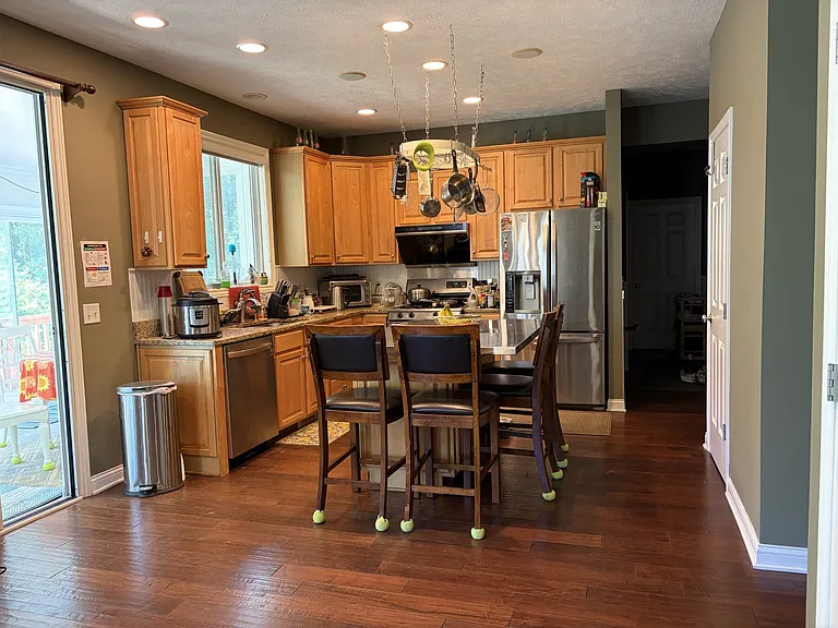 555 N Whitman Ct SE — Photo 5