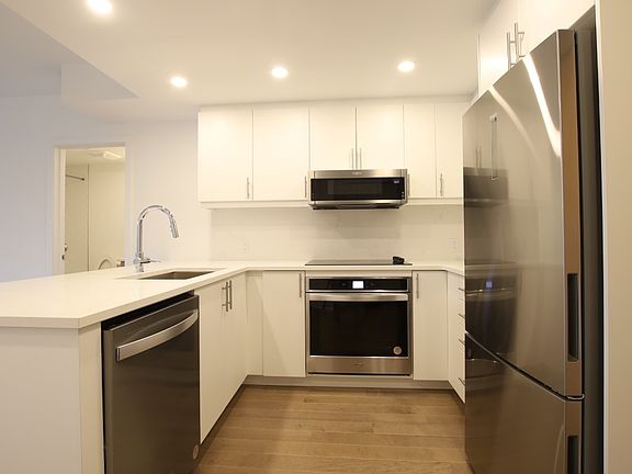 4th image of 340 Queen St #1305