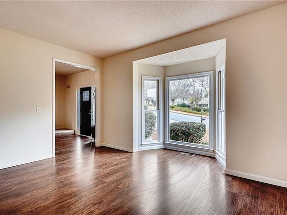 3rd image of 10675 Glenbarr Dr