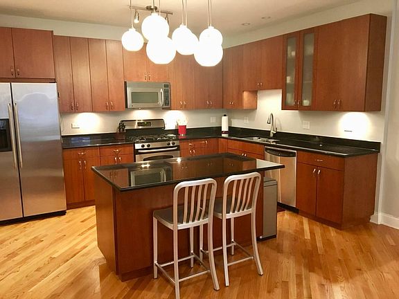 4th image of 2241 W Wabansia Ave #402