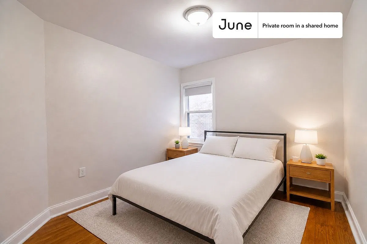 Queen bedroom in 4 bed/1 bath home in Roxbury #1875 B — Photo 1