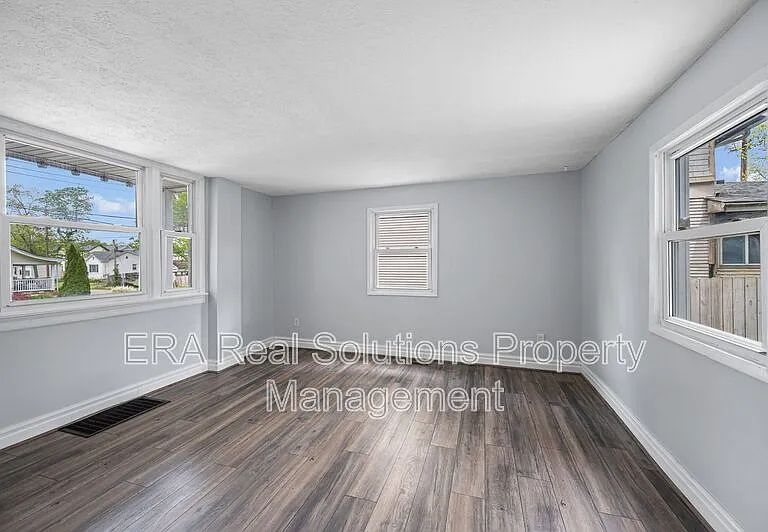 4616 Ward St — Photo 13