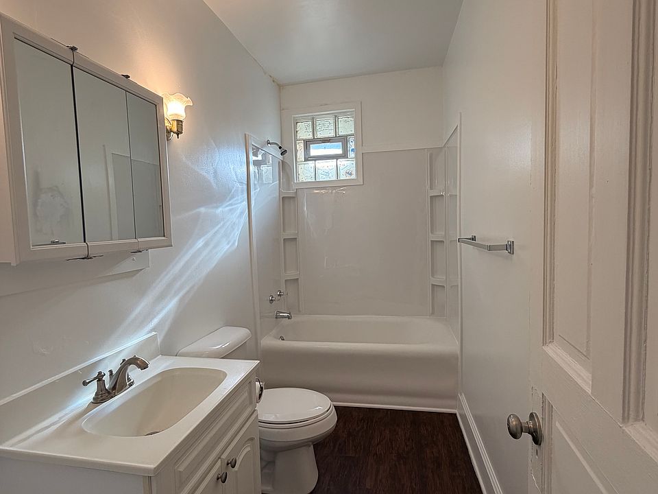 2nd image of 915 College Ave #5