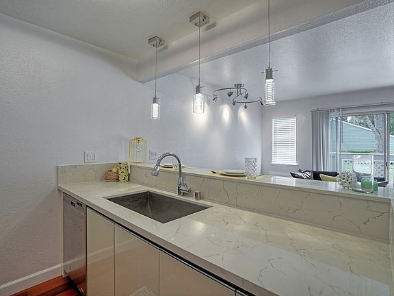 4th image of 1472 Four Oaks Cir