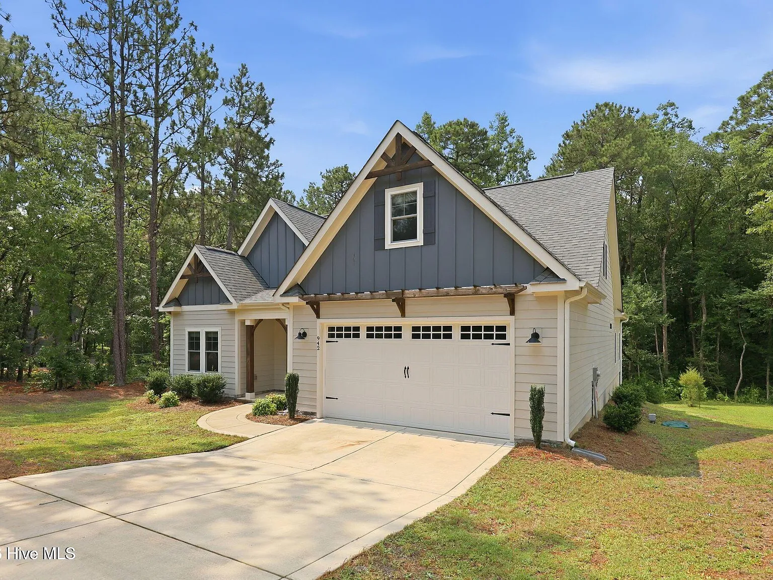 4 bed, 3.0 bath, 2644 sqft, $3,100 — Photo 2