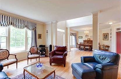 3rd image of 913 Leona Ln
