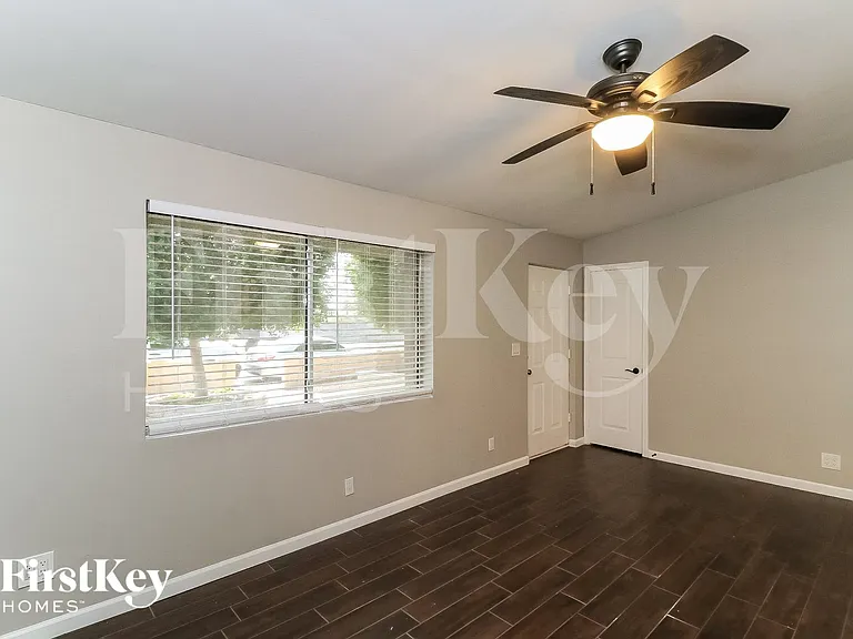2206 E Arbor Cir — Photo 3