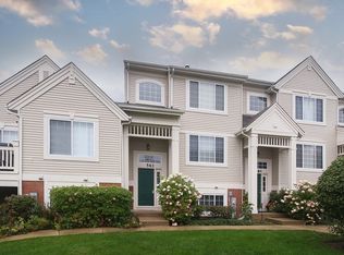 562 Cary Woods Cir, Cary, IL 60013