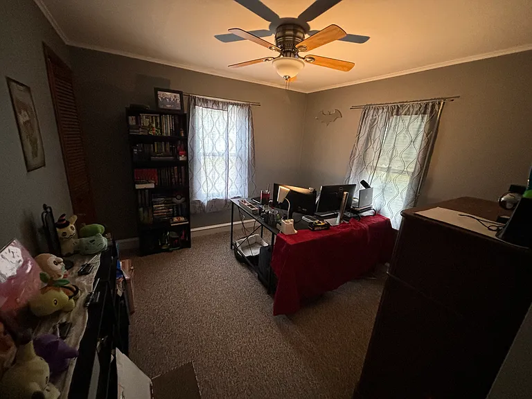 137 E Elm St — Photo 13