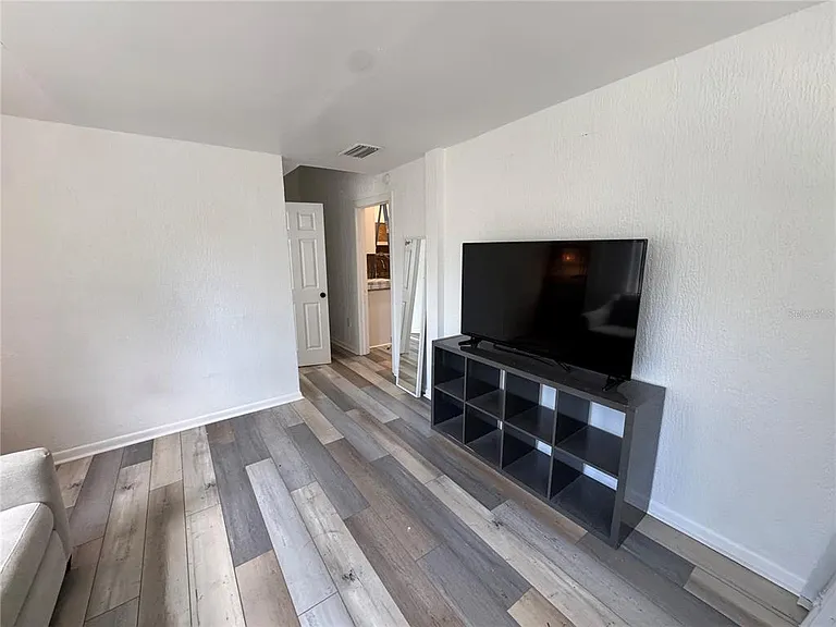 142 6th Ave N #1 — Photo 4
