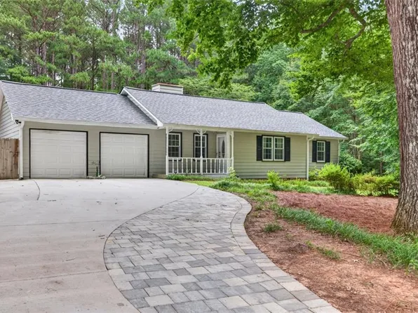 3735 Creekwood Dr, Loganville, GA 30052