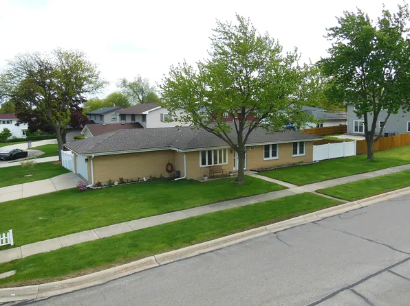 985 Idaho St, Carol Stream, IL 60188
