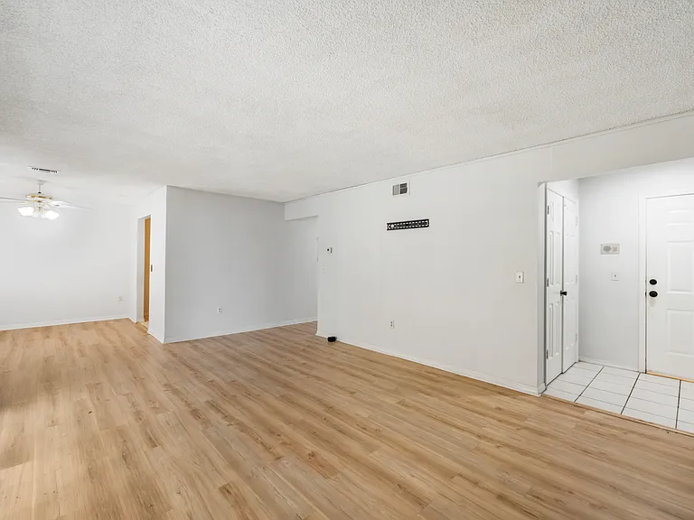 4160 Versailles Dr #4160D — Photo 3