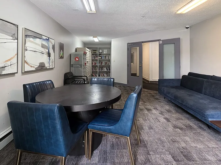 530 Proudfoot Ln — Photo 8