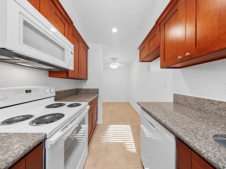 Los Patos Apartments — Photo 33