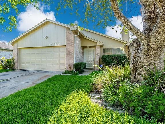2nd image of 10707 Lakewood Oaks Dr