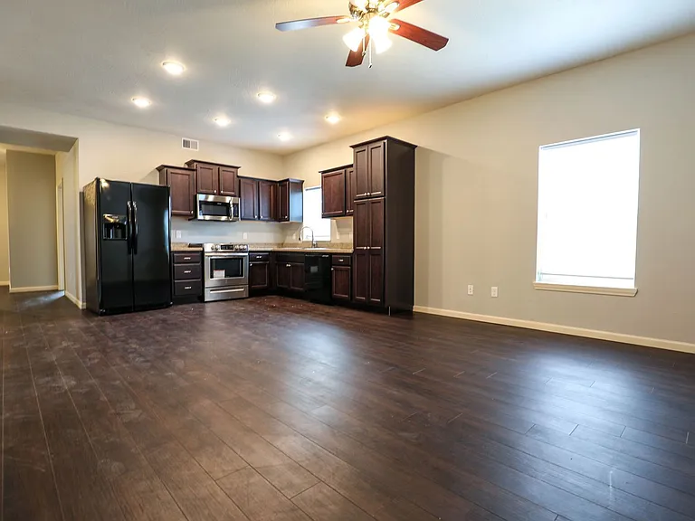 600 E Harrison St — Photo 30