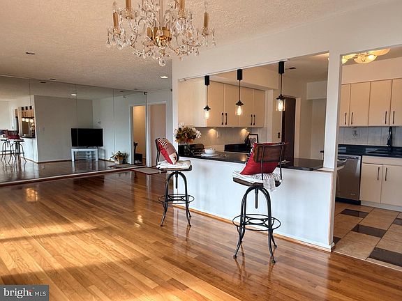 5th image of 532 Riviera Dr APT B