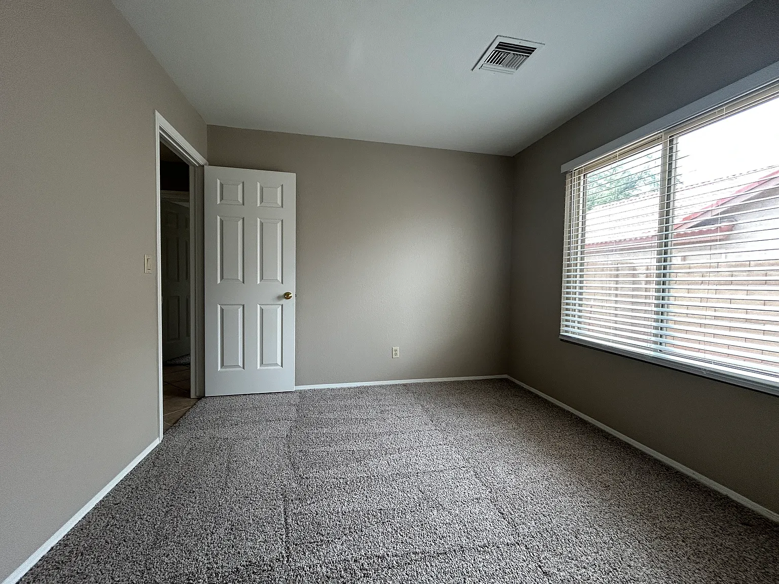 3 bed, 1897 sqft, $2,900 — Photo 4