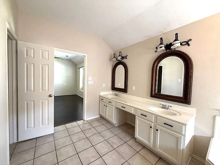 2406 Hillside Dr — Photo 4