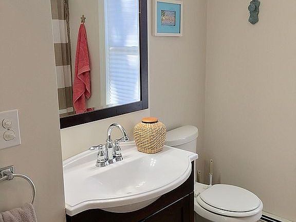 Full bathroom with shower/tub downstairs