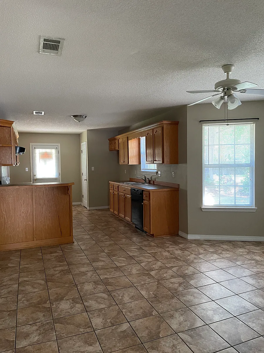 Building Photo - 3200 Beachview Dr