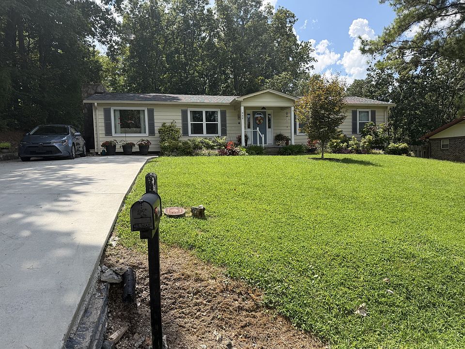 1st image of 960 Forest Dr SE
