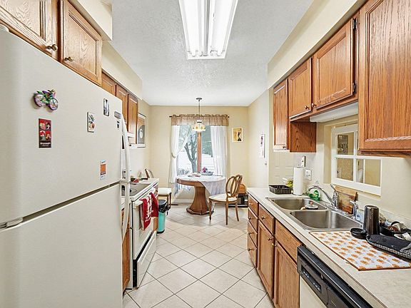 5th image of 340 Applewood Ln