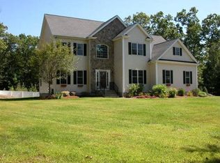 16 Lee St, Uxbridge, MA 01569