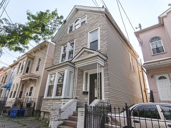 3rd image of 208 Parker St