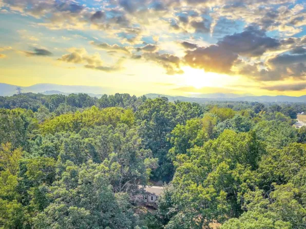 27 Landes Ln, Waynesboro, VA 22980