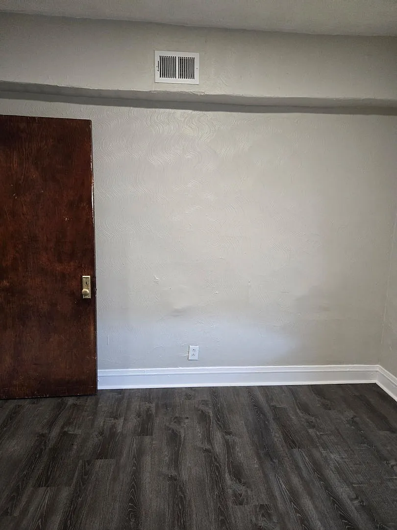3 bed, 8220 sqft, $1,600 — Photo 2